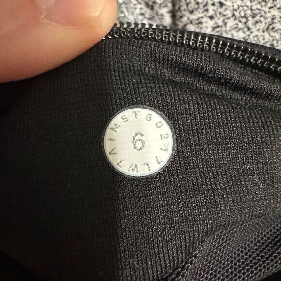 Lululemon Hotty Hot Short (Naked 4") size 6 - Picture 8 of 8